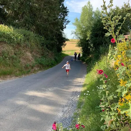 La Roulotte Du Pre En Bulles Et Produits Locaux De La Ferme A Labuissiere * Merbes-le-Chateau